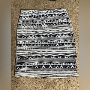 Comfy and well fitting black and white designed skirt!